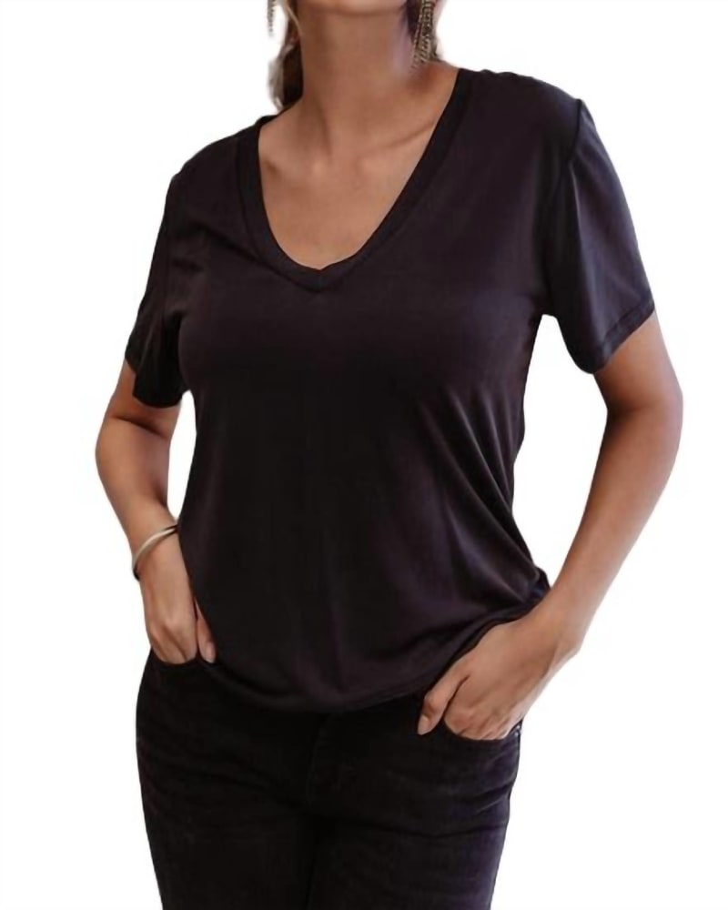 Front of a model wearing a size XL Cupro T-Shirt in Black in Black by Veronica M. | dia_product_style_image_id:334620